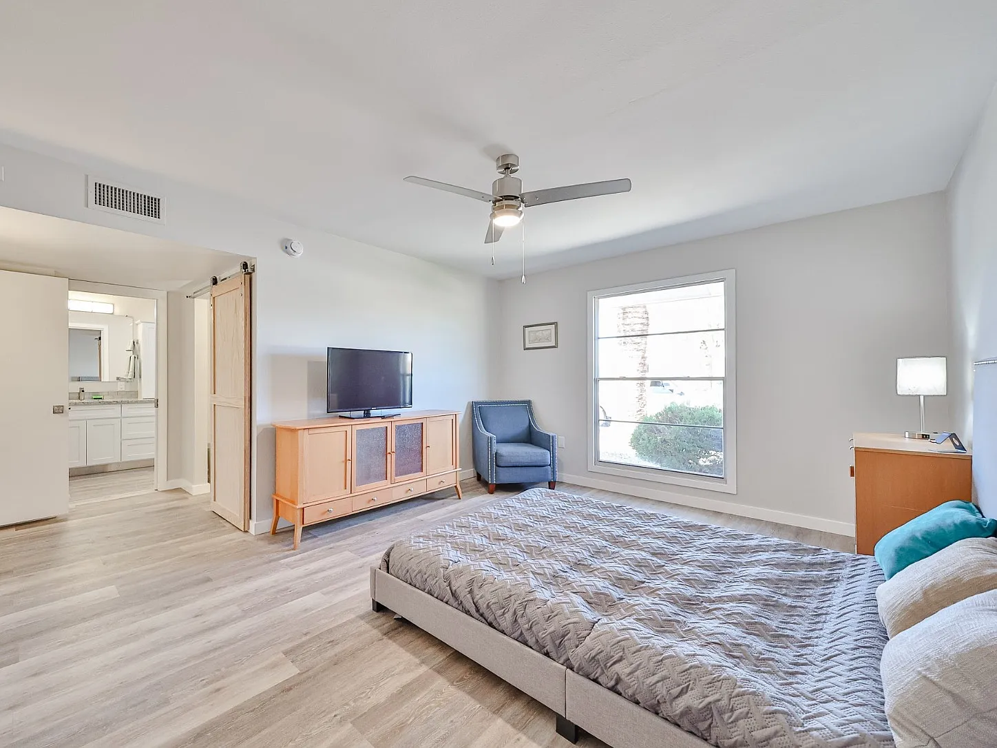 3 bed, 2650 sqft, $7,710 — Photo 3