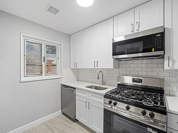 3rd image of 226-29 Manor Rd #2