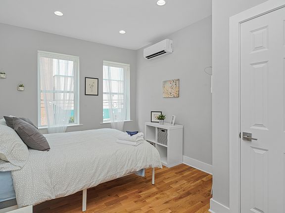5th image of 2049 E Hagert St