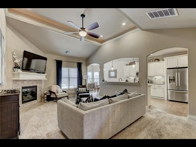 3720 Oakridge Cir — Photo 4