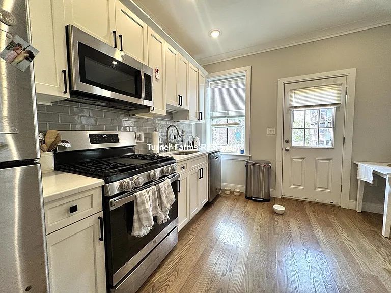 191 Porter St — Photo 1