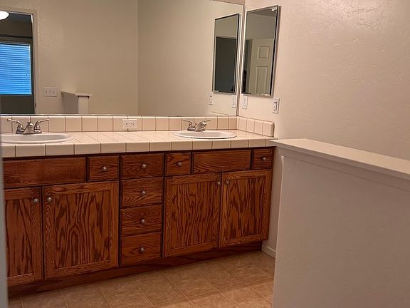 4th image of 1003 W Westmont Ct