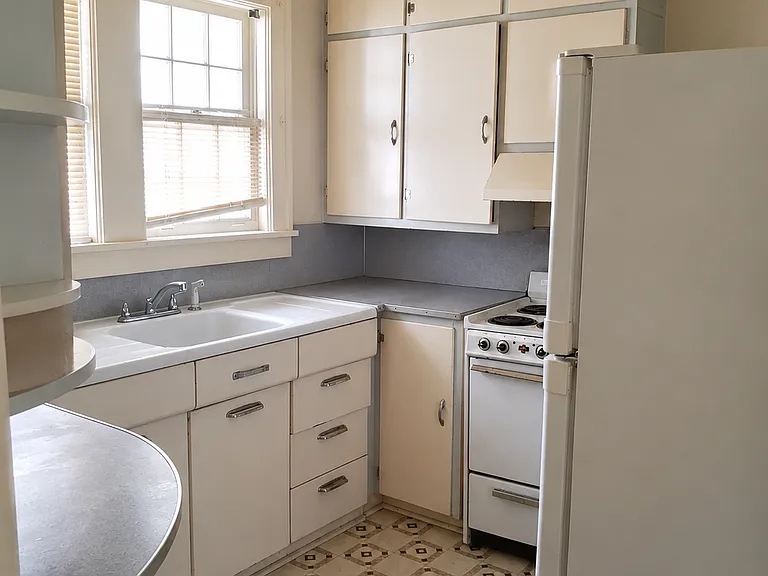 221 Roosevelt Ave — Photo 5
