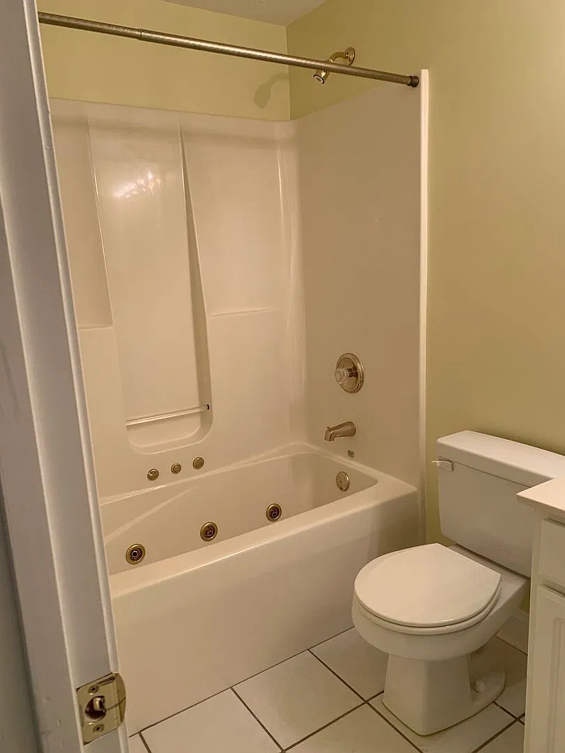 2 Bedroom 2.5 Bath Townhouse with 2 Car Garage — Photo 3