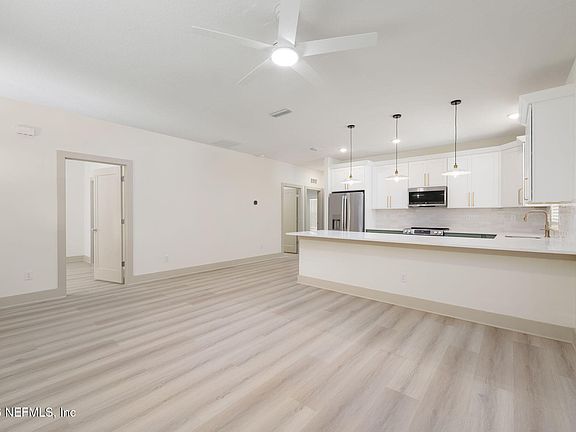 5th image of 716 W 6TH Street