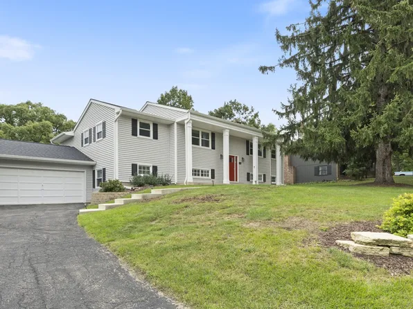 716 Woodland Hills Rd, Batavia, IL 60510