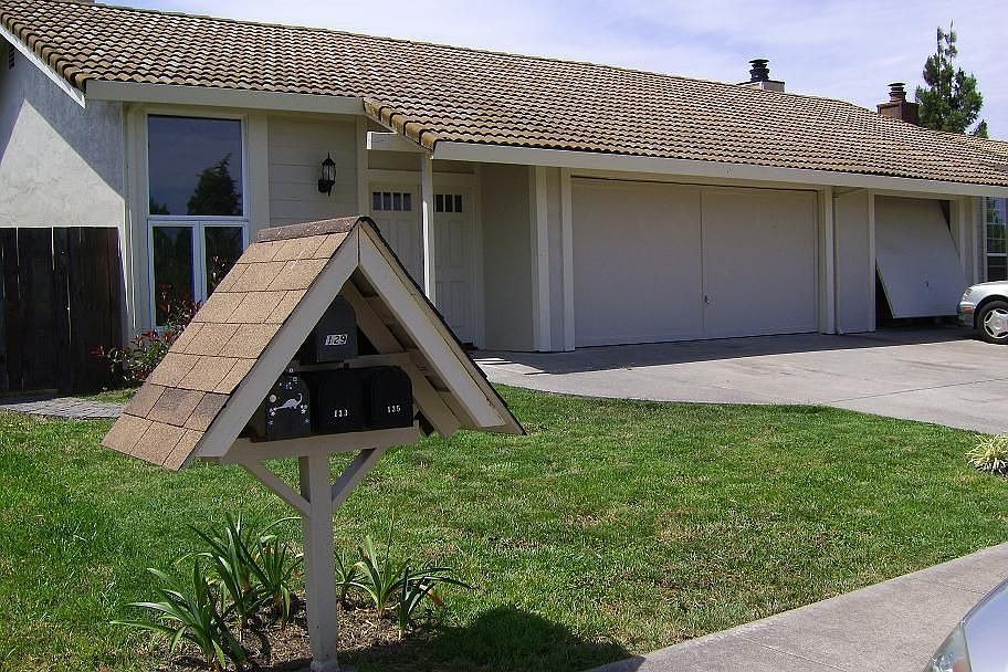 1st image of 133 Bond Ave