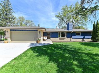 15860 Brookhill DRIVE, Brookfield, WI 53005