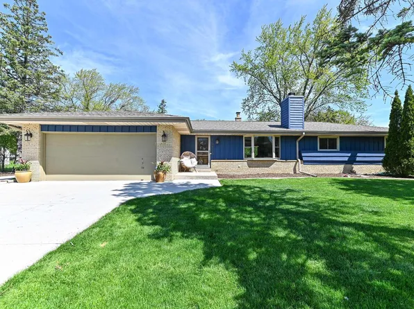 15860 Brookhill Dr, Brookfield, WI 53005