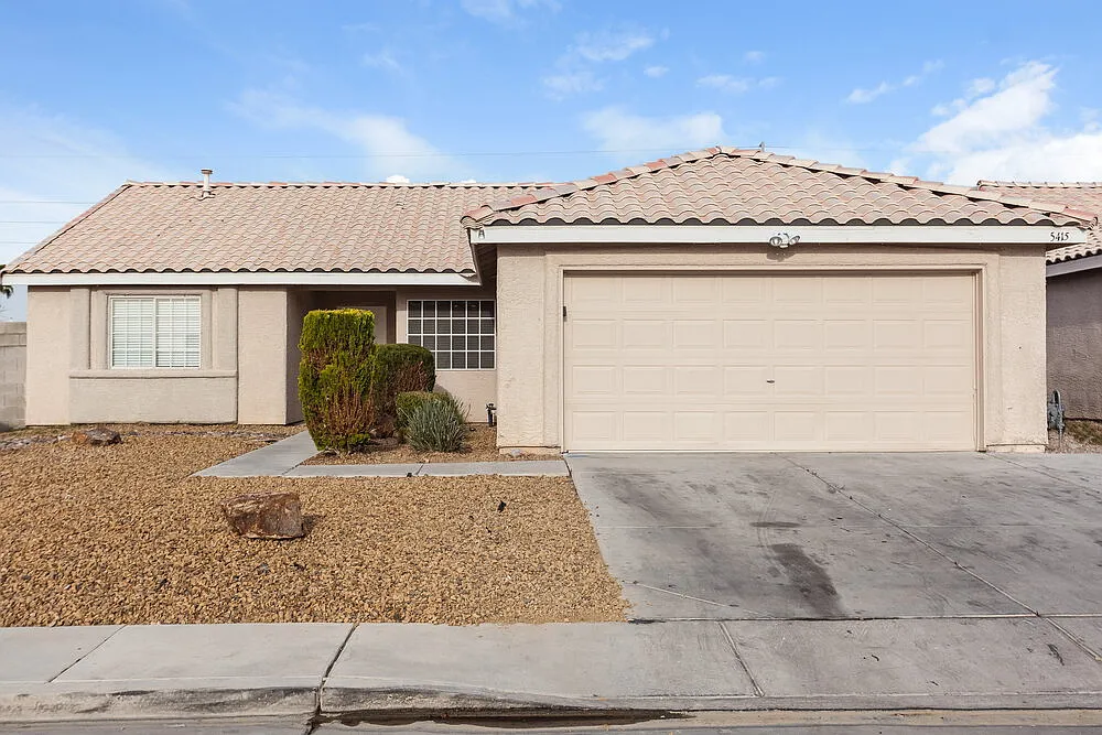 3 bed, 2.0 bath, 1374 sqft, $2,030 — Photo 1