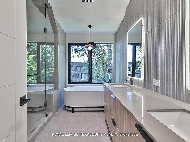 741 Woburn Ave — Photo 24