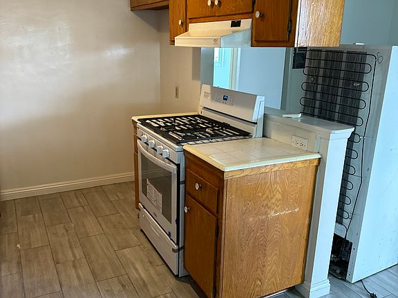 4th image of 921 E Las Tunas Dr