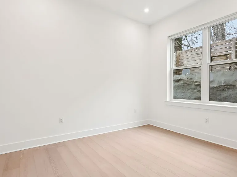 20 West — Photo 374