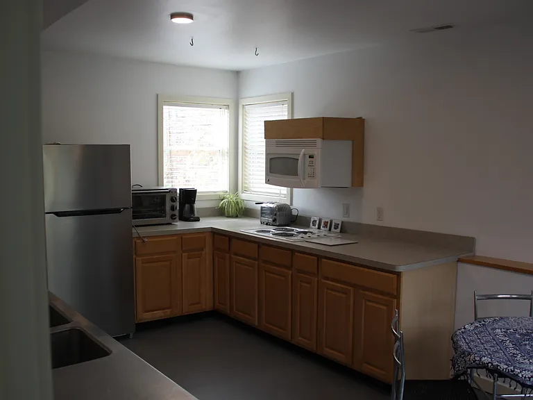 525 Grove Ave — Photo 2