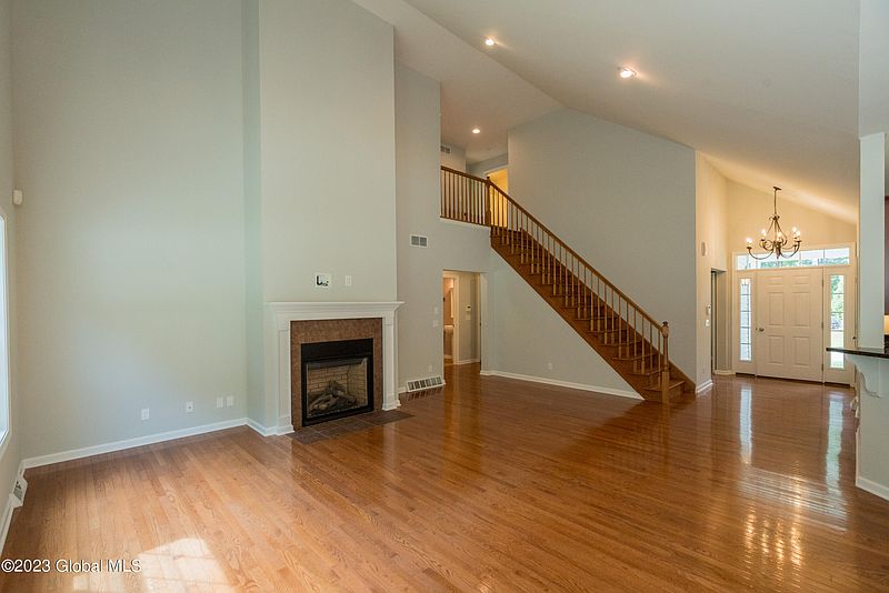 4th image of 946 MacArthur Drive