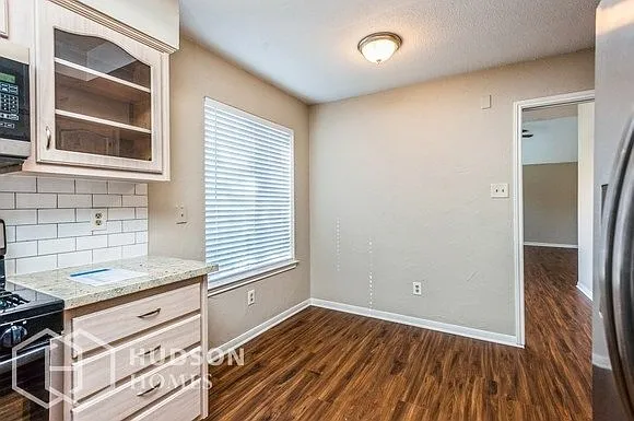9127 Cypress Square Dr — Photo 4