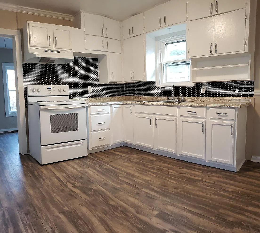 3 bed, 1.5 bath, 1200 sqft, $1,200 — Photo 2