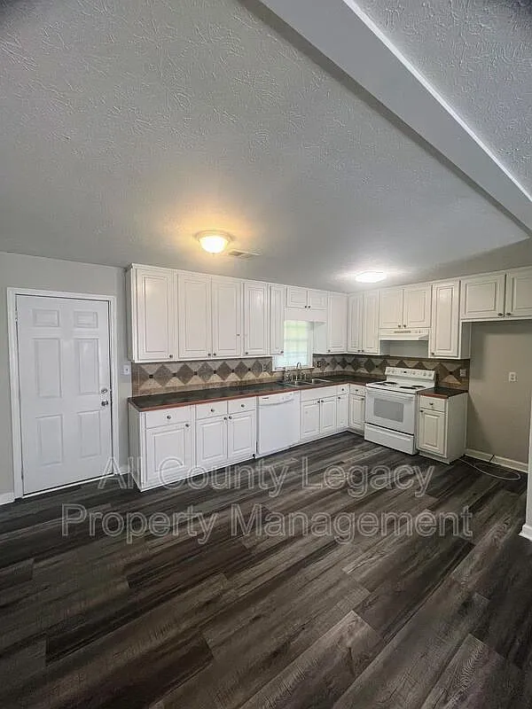 4 bed, 2.0 bath, 1300 sqft, $1,795 — Photo 3