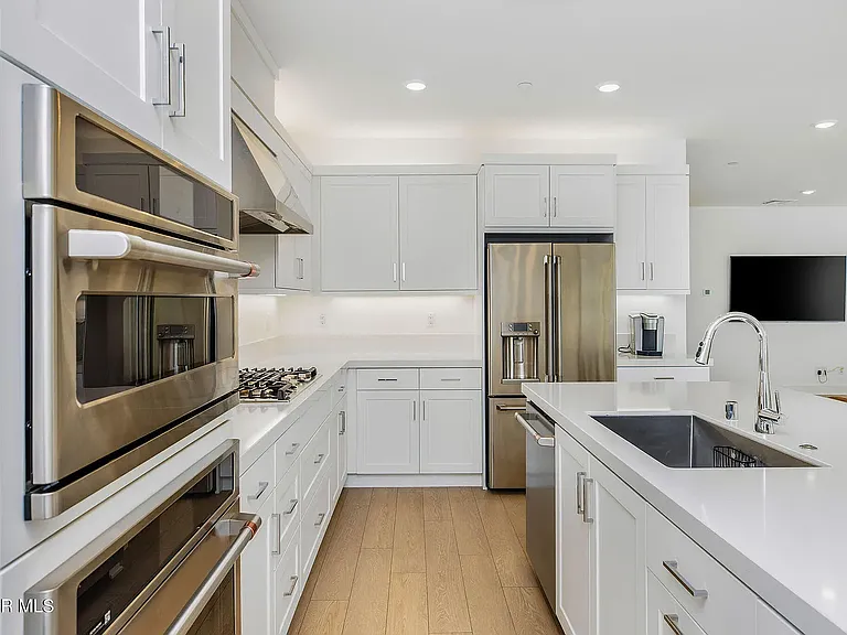 716 Edward Scholle Dr — Photo 3