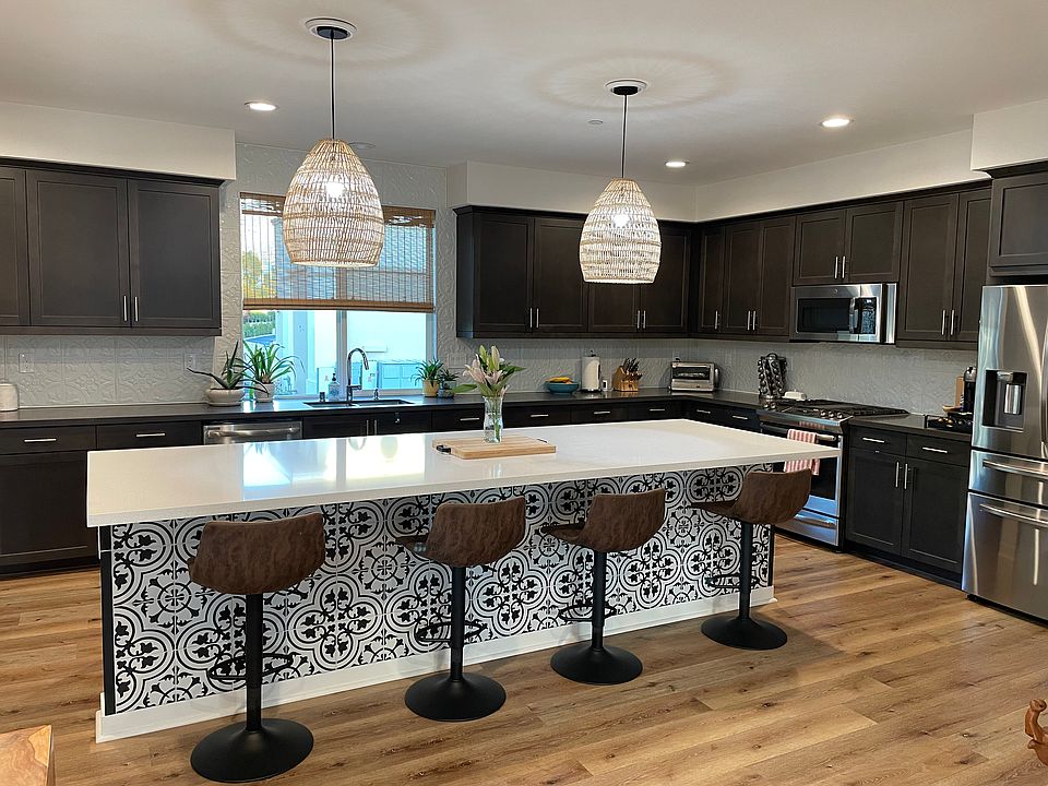 Huge kitchen island, plentiful storage