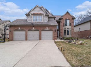2005 Roundtree, Rochester Hills, MI 48307