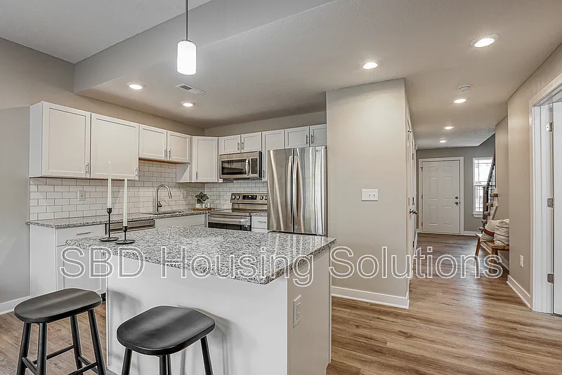 3 bed, 2.5 bath, $1,600 — Photo 2