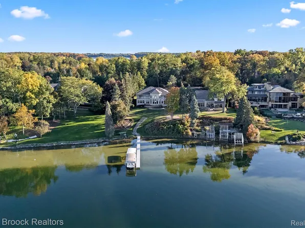 4764 Dow Ridge Rd, Orchard Lake, MI 48324