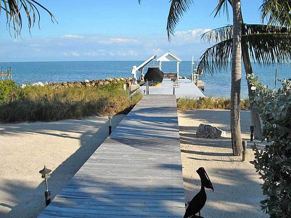 Walkway to Dockage