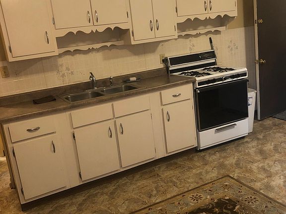2nd image of 3830 Evergreen St #1R