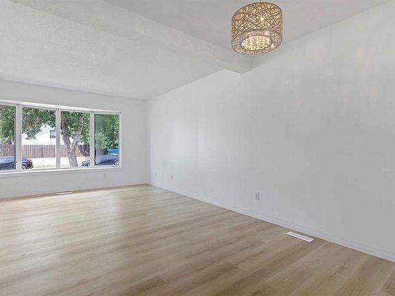 3rd image of 264 W Templeview Way NE