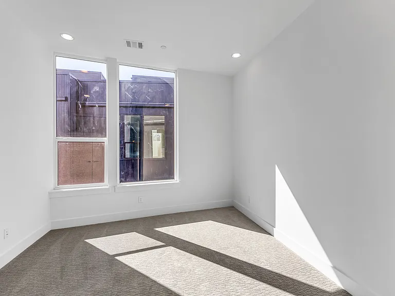 426 W 9th St #108 — Photo 27