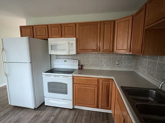5th image of 130 Armstrong Dr