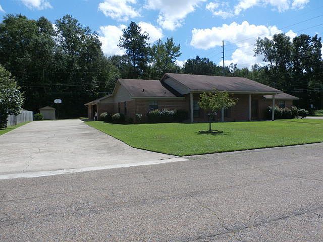 1st image of 902 Tuckaho Dr