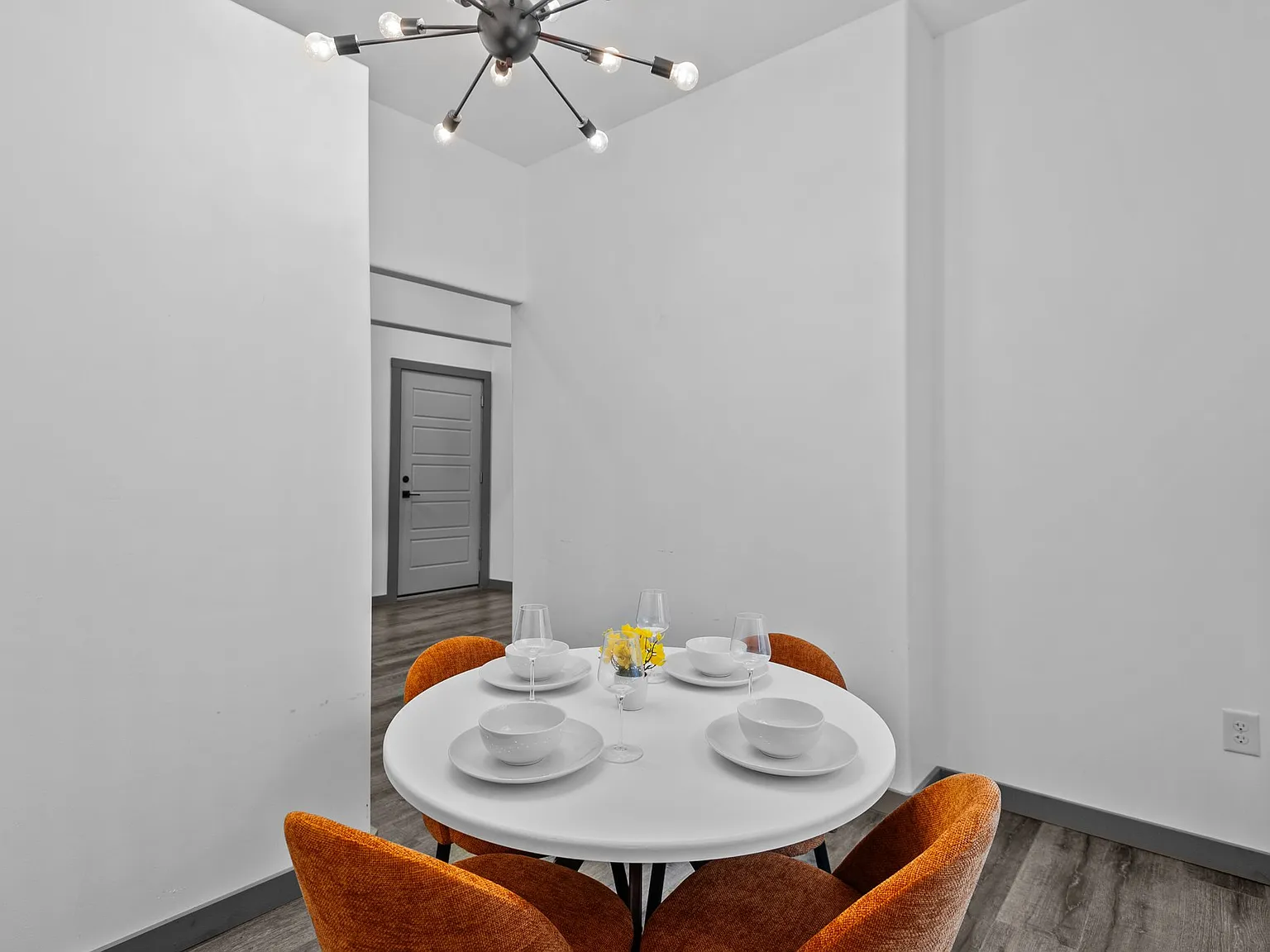 1 bed, 883 sqft, $1,600 — Photo 4