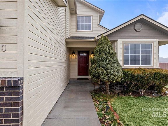 3rd image of 1190 NW Bluegrass Cir