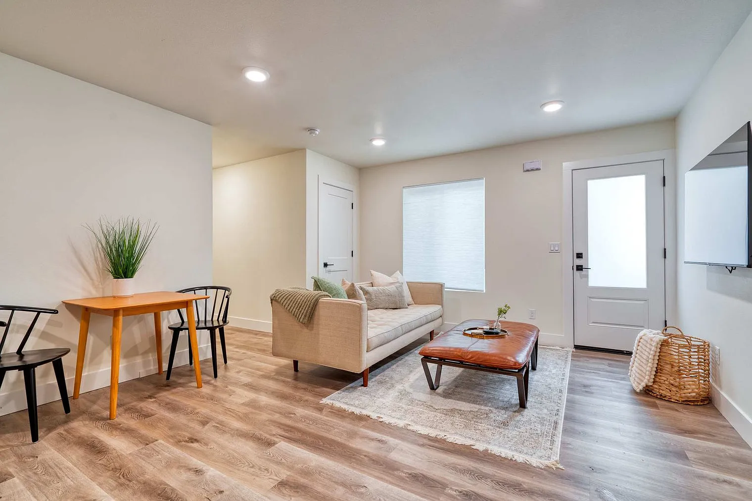 1 bed, 1.0 bath, 398 sqft, $2,488 — Photo 1