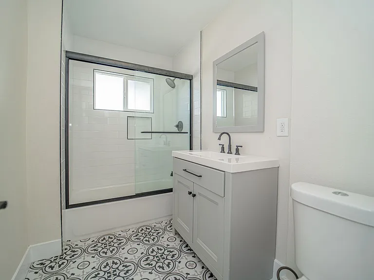 7418 S Hobart Blvd — Photo 16