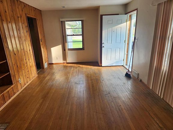 2nd image of 1460 Moncrest Dr NW