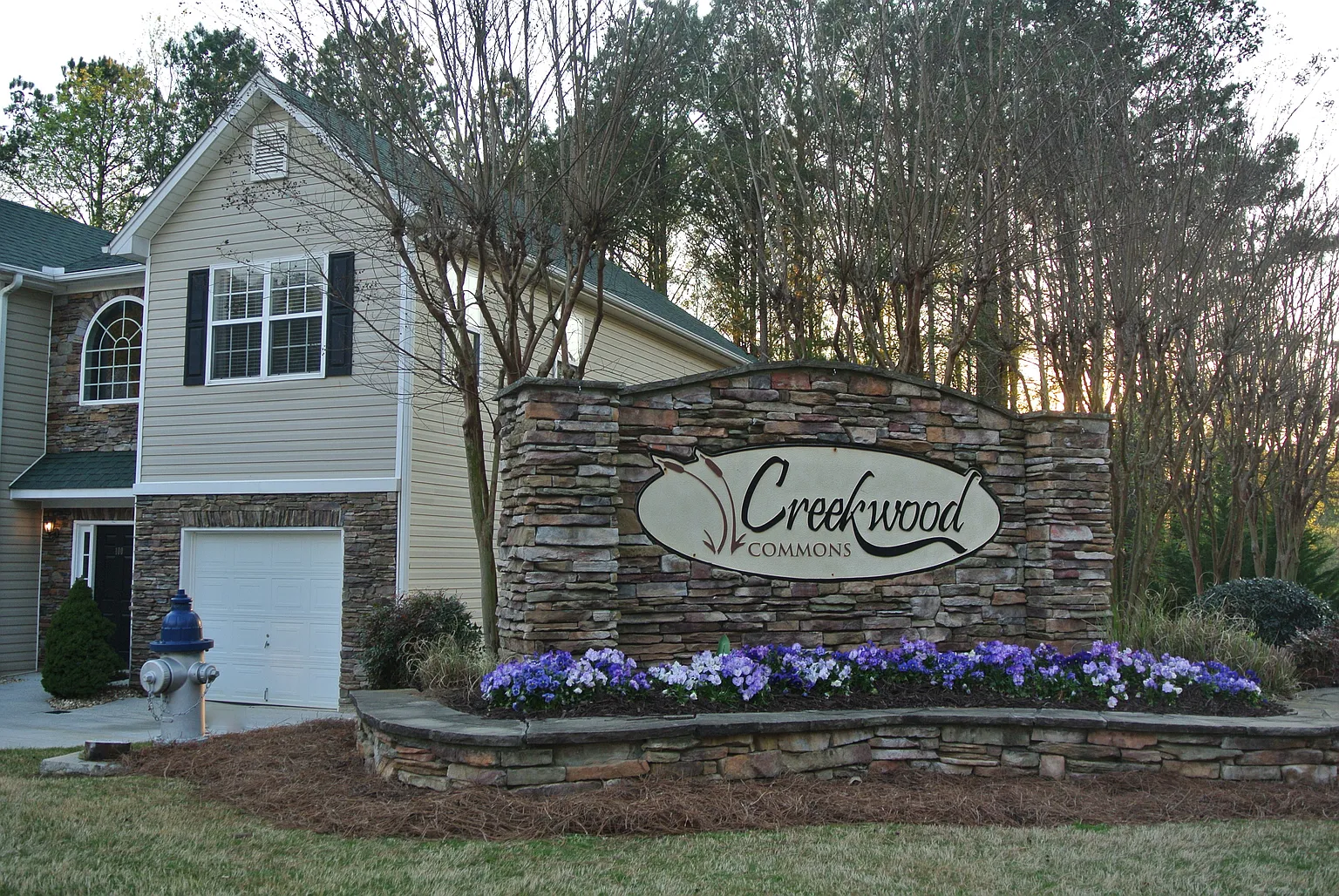 100 Creekwood Dr photo 1
