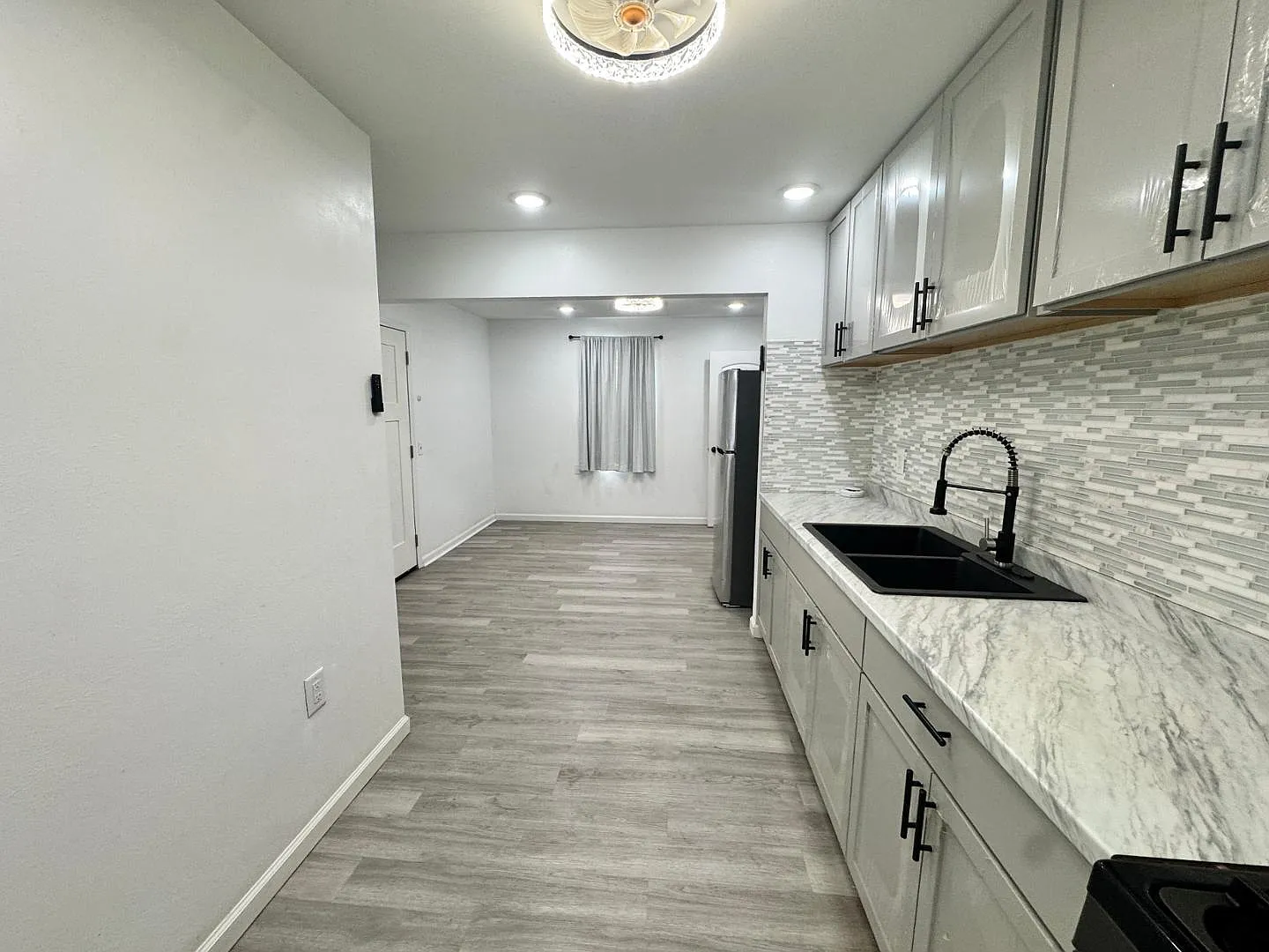 3 bed, 1.0 bath, 929 sqft, $1,300 — Photo 4
