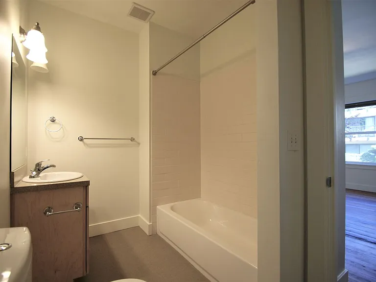 2046 Franklin Ave E — Photo 11