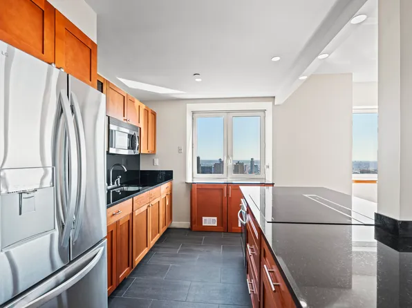 425 5th Avenue image 4 of 18