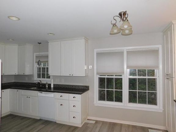 Full Kitchen w/soft close draws
