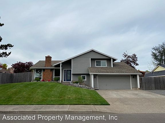 2nd image of 419 NE Hillwood Dr
