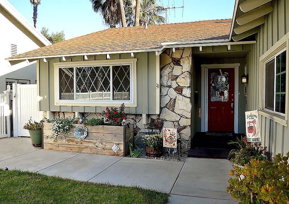 2nd image of 15506 Valerio St