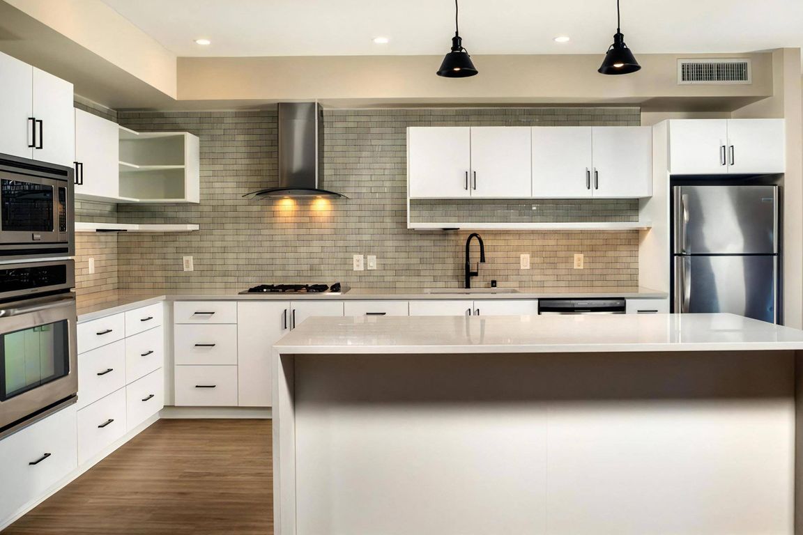 Kitchen Large Open Kitchen with Gas Stove