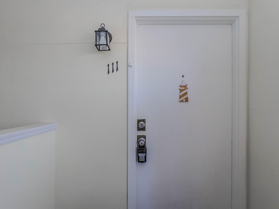 1st image of 401 12th Ave SE APT 111
