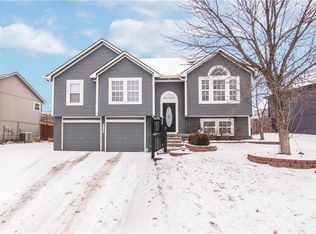 1104 NW Long Dr, Grain Valley, MO 64029