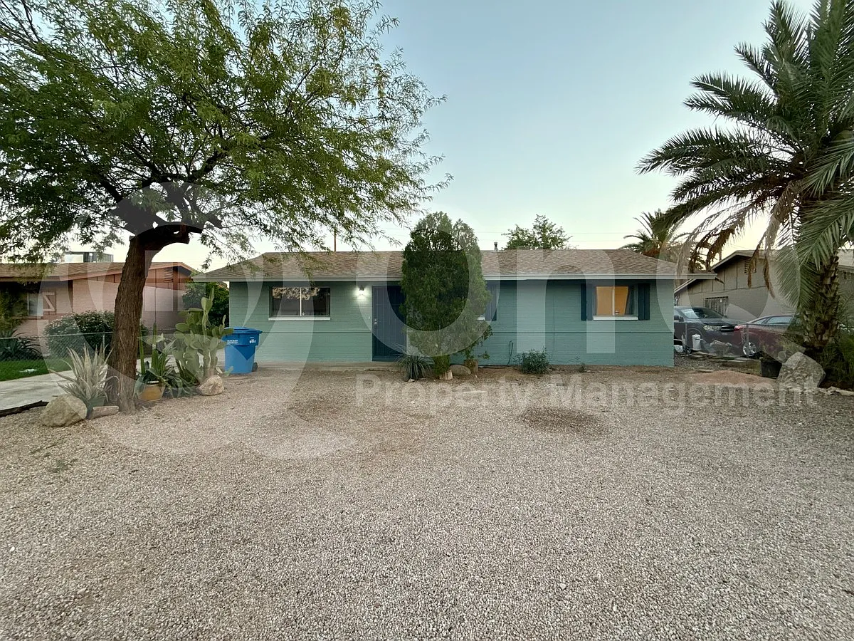4 bed, 1.0 bath, 1071 sqft, $1,699 — Photo 2