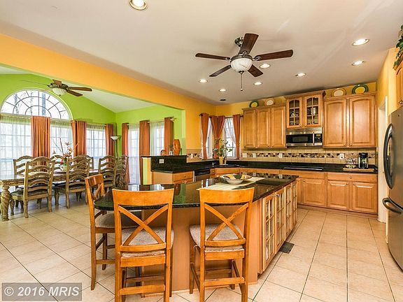 Gourmet kitchen w/huge granite island & b'fast bar